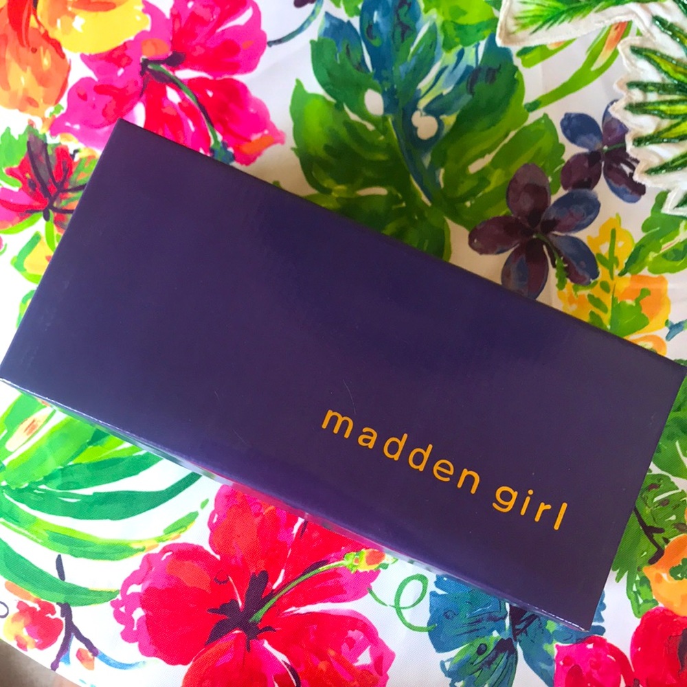 Brand New Madden Girl Flynn Black & Gold Sandals - Picture 15 of 16